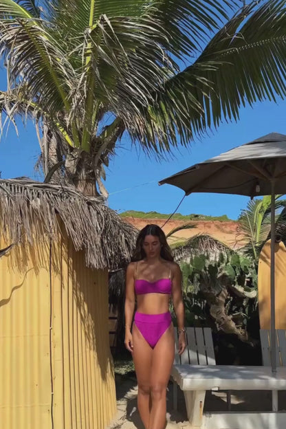 Biquíni Meia-Taça Alça Metal e Hot Pant Cintura Alta